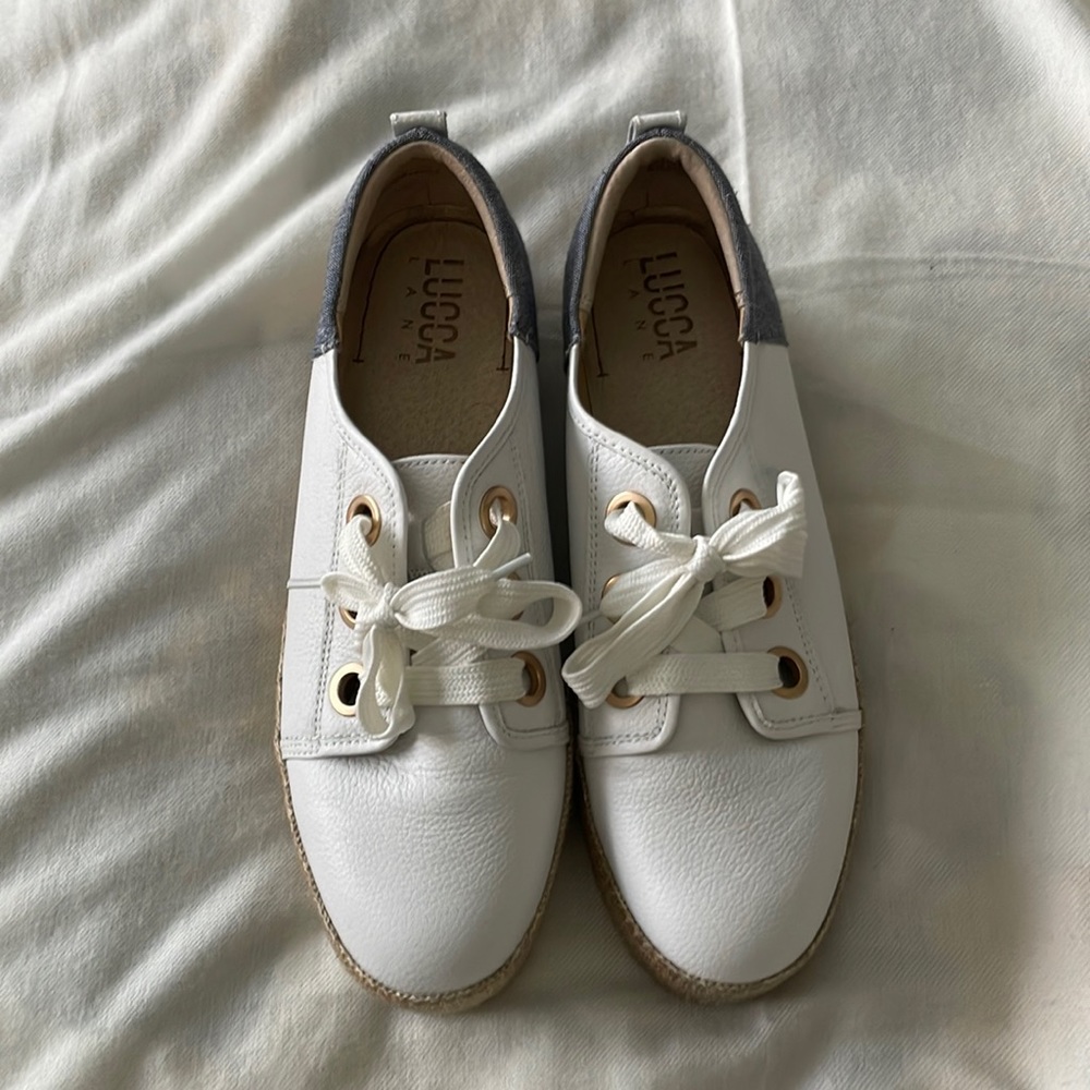 Woman’s size 10 sneaker